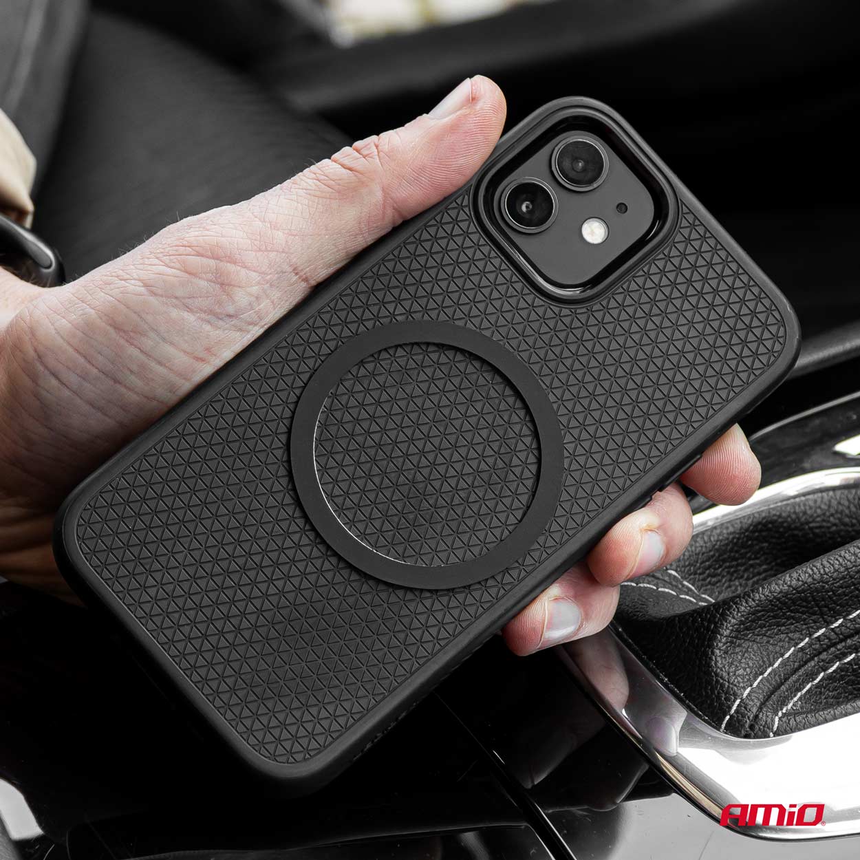 Telefonholder med sugekop monteret på forruden