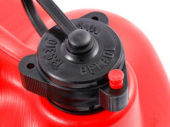 Ovaler roter 20-Liter-Benzinkanister aus Kunststoff mit Deckel und Ausgießer