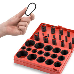 Eine Hand hält einen O-Ring aus dem O-Ring-Set mit 419 Teilen in einer roten Kunststoffbox mit sortierten Größen.
